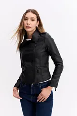 Campera estilo biker de cuero sintético negro, con cierre frontal asimétrico, solapas con broches metálicos y bolsillos laterales con cierre.