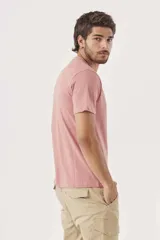 Remera de manga corta color azul grisáceo, con cuello redondo y un pequeño texto bordado en negro en el pecho.