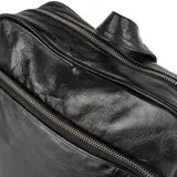 Mochila de cuero negro, de diseño rectangular, con múltiples compartimentos con cierre frontal y asa superior.