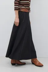 Falda larga de jean color azul oscuro con corte evasé y costuras con pespuntes a contratono. Presenta una cintura elástica para mayor comodidad.