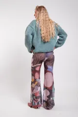 Pantalón de tiro medio con elástico en la cintura y corte oxford evase, confeccionado con tejido de punto translúcido y diseño estampado multicolor tipo patchwork.