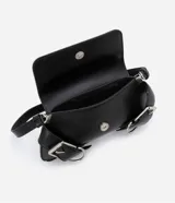 Cartera tipo baguette de tamaño pequeño, confeccionada en poliuretano color negro. Presenta una solapa frontal con detalles de hebillas metálicas decorativas en los laterales y un asa de hombro ajustable.