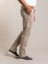 Pantalón de vestir color beige, de corte recto, con bolsillos laterales y traseros.