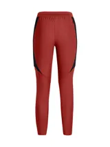 Pantalón deportivo Under Armour de corte ajustado, diseñado para fútbol. Presenta un diseño bicolor en rojo y negro con cintura elástica y cordón de ajuste interno. Incluye tecnología de secado rápido y tejido elástico en cuatro direcciones para mayor movilidad.