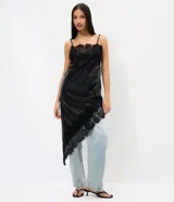 Vestido midi negro de poliuretano, con breteles finos regulables, escote en V y ruedo asimétrico adornados con encaje.