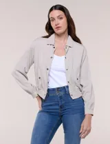 Camperita bomber de lyocell con textura suave, color azul marino, cuello camisero, cierre frontal con botones a presión, bolsillos laterales con solapa, mangas largas con puños elásticos y pretina fruncida en el ruedo.