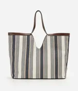 Cartera shopper de algodón con diseño a rayas en tonos neutros y detalles de ribetes y asas de hombro en PU marrón. Cuenta con una abertura central pronunciada y gran capacidad de almacenamiento.