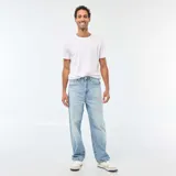 Pantalón de jean con corte recto y ajuste regular, diseño clásico de cinco bolsillos en color azul claro con efecto lavado.