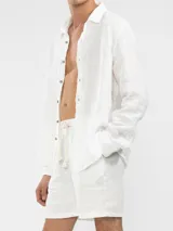 Short de hombre confeccionado en lino premium, con cintura elástica y cordón de ajuste. Presenta un diseño de corte relajado con bolsillos laterales y traseros.