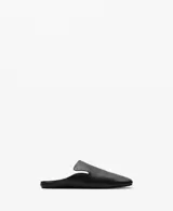 Zapatos tipo mule de piel ovino, color negro, diseño slip-on sin cierre, punta cuadrada y suela plana.