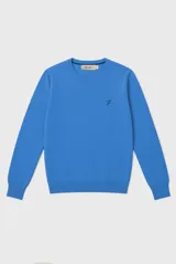 Sweater de tejido de punto color azul, con cuello redondo, mangas largas y detalle de bordado pequeño en el pecho.