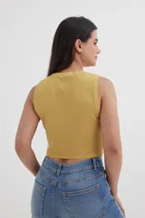 Top tejido fucsia con cuello redondo y sisas amplias.