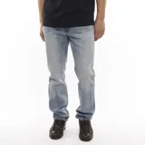 Pantalón de jean Wrangler modelo Greensboro, de corte recto, color celeste claro.