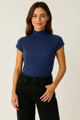 Top de algodón de manga corta y cuello polera, con calce al cuerpo y tejido de punto acanalado.