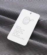 Camisa de corte regular para hombre, en color celeste con finas rayas verticales blancas. Cuenta con cuello camisero tradicional, mangas largas con puños abotonados y cierre frontal con botones.