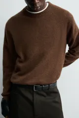 Jersey de punto de cashmere con corte regular, cuello redondo y manga larga. Presenta acabados en rib en cuello, puños y ruedo.
