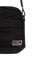 Bandolera porta celular negra de poliéster con múltiples cierres y correa ajustable.