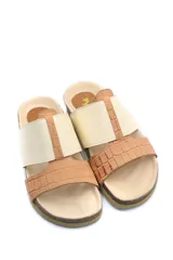 Sandalias bajas de cuero color beige con una tira ancha con textura croco color marrón claro.