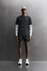 Camiseta de entrenamiento de corte relajado, confeccionada en tejido técnico ligero y elástico con textura microperforada. Presenta cuello redondo, manga corta y costuras termofijadas.