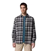 Camisa de franela a cuadros en tonos negro, blanco y gris, de manga larga, con cierre frontal de botones y bolsillo en el pecho.