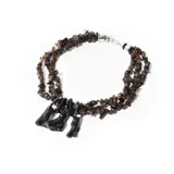 Collar corto de tres hilos con cuentas de piedra marrón y dijes colgantes de botas negras.