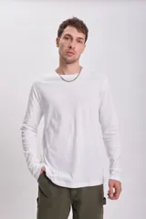 Remera básica de manga larga blanca, cuello redondo y corte clásico.