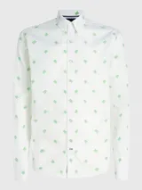 Camisa de corte regular confeccionada en popelín de puro algodón, con cuello de botones y estampado integral del monograma TH en color verde a contraste sobre fondo blanco.