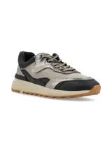 Championes urbanos con diseño de paneles en combinación de colores negro, beige y detalles metalizados. Presentan cordones al tono, suela con plataforma de goma y base dentada en color caramelo.