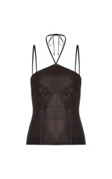 Top de punto brillante color marrón oscuro, con diseño ceñido al cuerpo, escote halter con finos tirantes cruzados, ribete acanalado y espalda descubierta.