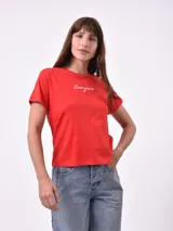 Remera de algodón color rojo, con cuello redondo, mangas cortas y bordado con la palabra 'Buongiorno' en el pecho.