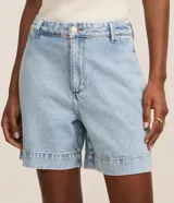 Short de jean tiro alto con trabillas y bolsillos, confeccionado en algodón denim azul con pespuntes contrastantes.