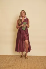 Vestido midi sin mangas de color mostaza, con escote en V cruzado y un lazo ajustable en la cintura.