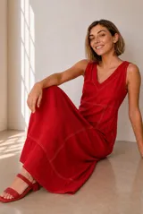 Vestido largo rojo de lino, sin mangas, con escote en V y costuras pespuntadas a contratono.
