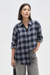 Camisa de algodón con estampado de cuadros en tonos marrones y blancos, de corte holgado, manga larga y cierre frontal con botones.