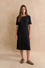 Vestido midi negro de manga corta, confeccionado en tejido de punto acanalado, con cuello redondo y corte recto.