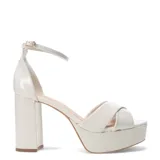 Sandalias de mujer marca Bottero, color blanco, con diseño de tiras cruzadas en el empeine, plataforma delantera y tacón ancho. Incluyen pulsera ajustable al tobillo con cierre de hebilla.