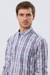 Camisa de manga larga de calce slim, con diseño a cuadros en tonos azul oscuro, verde y blanco. Presenta cuello camisero con botones y bolsillo ojal en el pecho con detalle bordado.