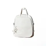 Mochila blanca de cuero sintético con doble cierre superior y bolsillo frontal con cierre.