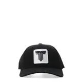 Gorra tipo trucker de color negro con panel frontal de algodón y malla trasera para mayor ventilación. Presenta un parche cuadrado blanco con el logo de la marca bordado en negro en la parte frontal y cierre snapback ajustable.