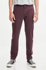 Pantalon Levi's modelo Xx Chino Slim III color bordó, de corte slim y tiro medio, con bolsillos laterales y traseros.