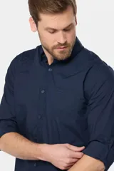 Camisa lisa de manga larga de algodón en color gris claro, de corte slim fit con cuello camisero y cierre frontal de botones.