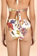 Bombacha de bikini de tiro alto con diseño fruncido en los laterales y estampado botánico multicolor sobre fondo blanco.