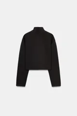 Sudadera de algodón con cuello subido y cierre frontal con cremallera. Presenta mangas largas, bolsillo tipo canguro frontal y bajo ajustable con cordones.