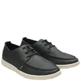 Zapato casual tipo náutico de cuero color azul marino, con cordones y suela de goma en color crema. Presenta costuras reforzadas en la puntera y logo de la marca grabado en el lateral.