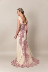 Vestido largo de tul color champagne con apliques de strass y bordado en hilo rosa viejo. Presenta una guarda bordada en el ruedo. Modelo exclusivo.