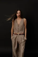 Cinturón fino de cuero color marrón oscuro con hebilla rectangular dorada.