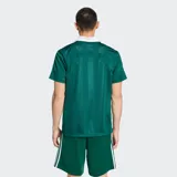 Camiseta Adidas Originals Archive de corte clásico, color verde con rayas verticales sutiles, cuello polo y escote en V blancos. Presenta mangas corta con las clásicas tres tiras blancas en los hombros, el logo del trifolio y la inscripción "adidas" en el centro del pecho en color blanco.