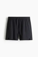 Short deportivo negro de corte estándar, confeccionado en tejido funcional DryMove™ que absorbe el sudor. Presenta cintura elástica con cordón de ajuste, bolsillos al bies, un bolsillo lateral con cierre y aberturas cortas en el bajo.