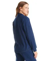 Cardigan abierto de denim, de corte holgado y recto, con solapas amplias, bolsillos frontales funcionales y hombros caídos.