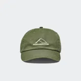 Gorro de estilo dad hat, color azul oscuro con efecto desgastado, confeccionado en tela de algodón. Presenta un bordado frontal minimalista que simula un paisaje montañoso.